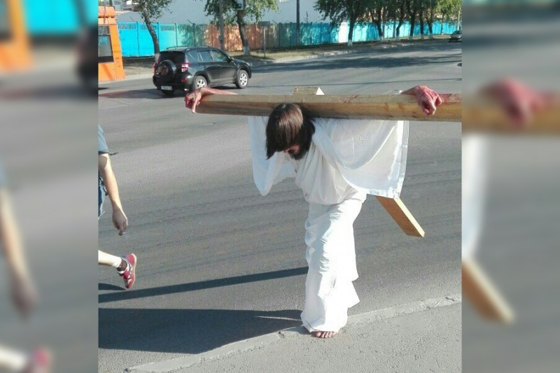 Пермский художник вышел на улицу в образе Иисуса Христа