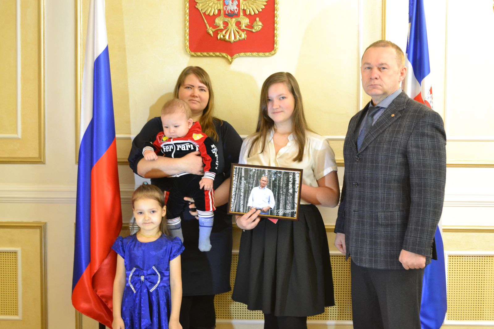 Юной пермячке на день рождения подарили фотопортрет Владимира Путина с автографом