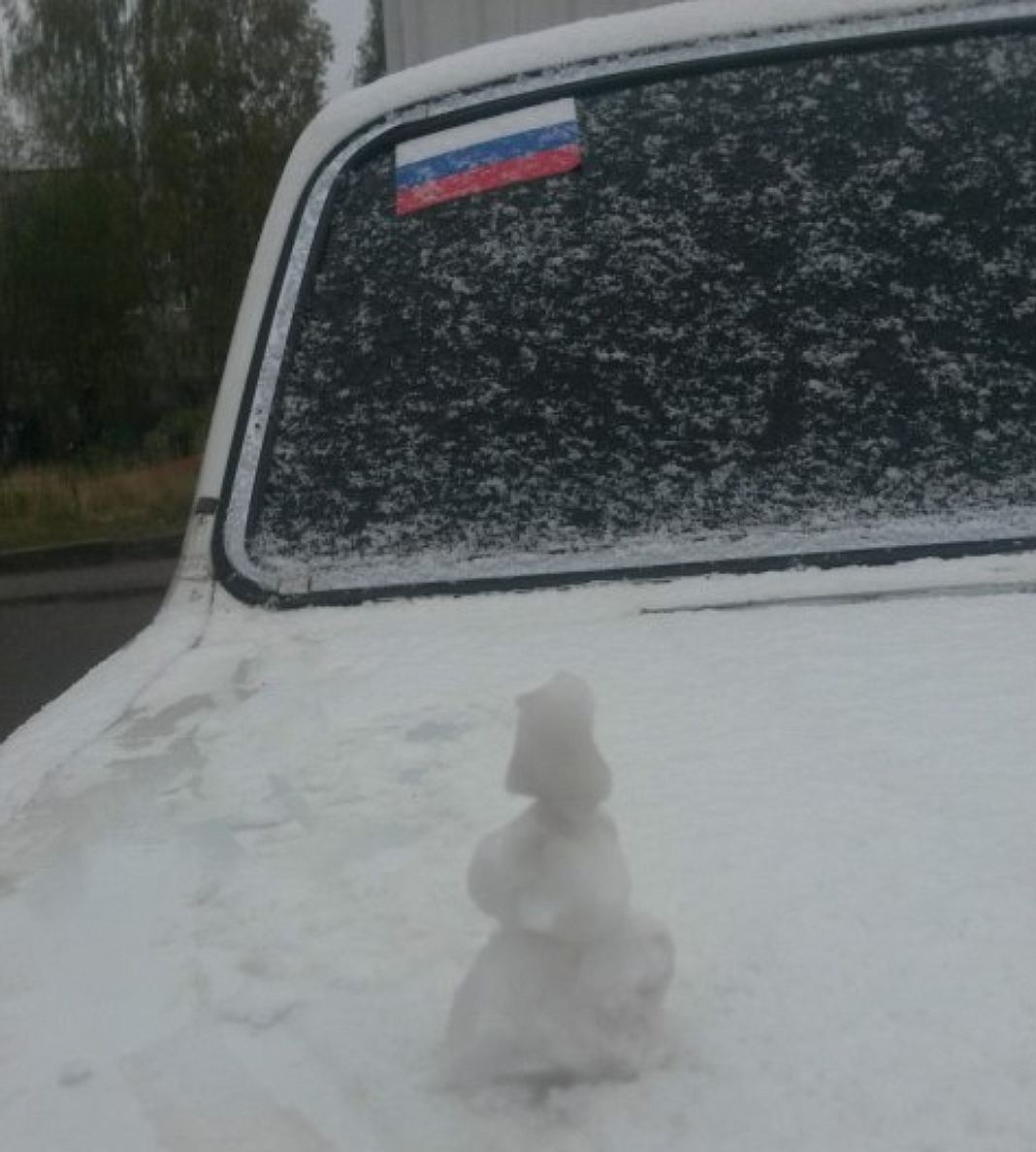 Гражданин Пермского края слепил первого данной осенью снеговика