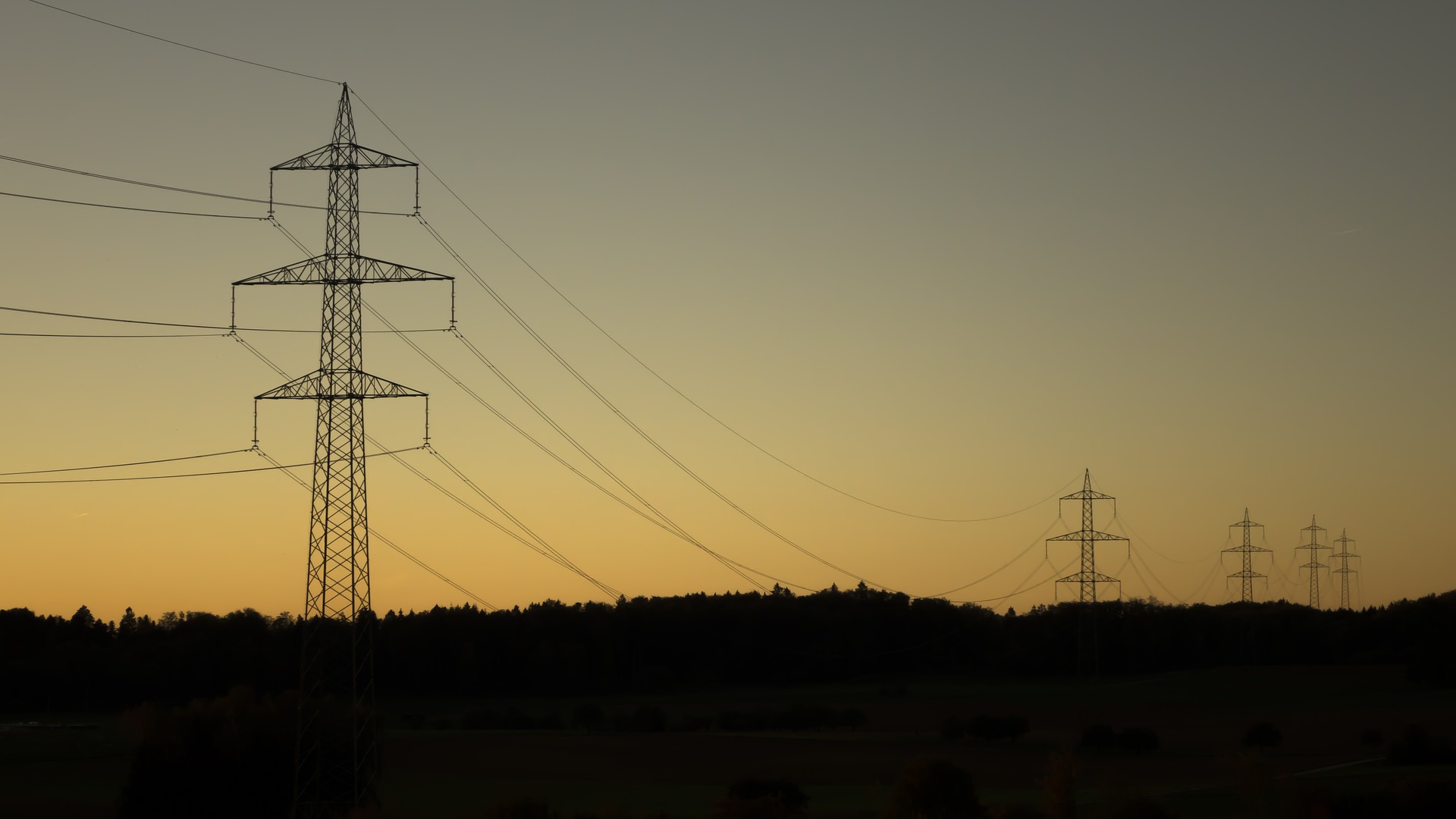  Энергетики банкротят сетевую компанию, которая заявила о превышении должностных полномочий в региональной службе по тарифам 
