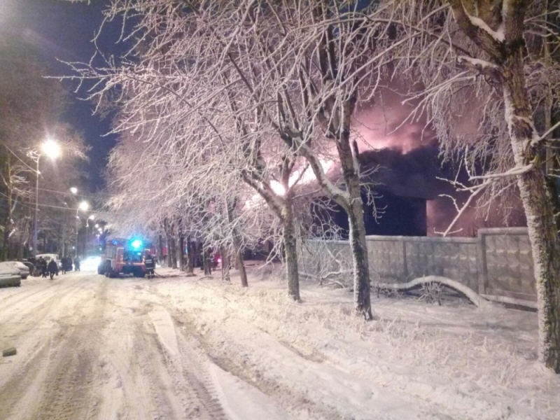 В Пермском крае сгорел восьмиквартирный барак. Несколько семей остались без крыши над головой