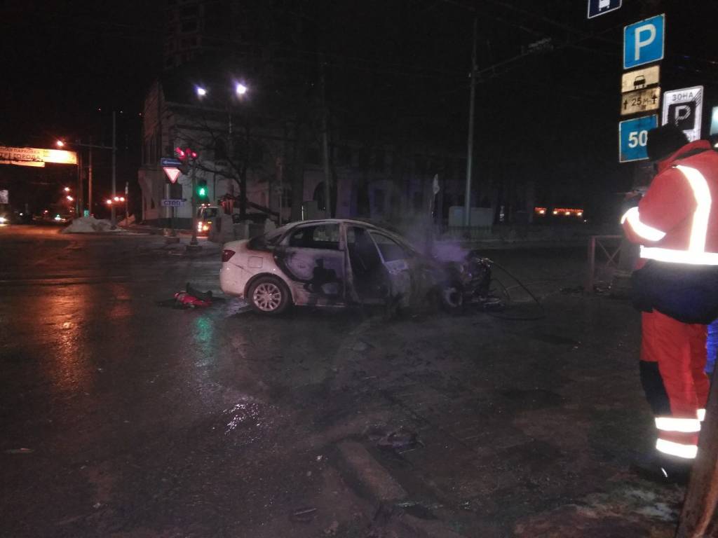 Сегодня утром в центре Перми сгорело такси