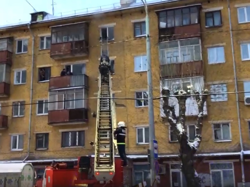 В Перми эвакуировали жителей пятиэтажки из-за пожара