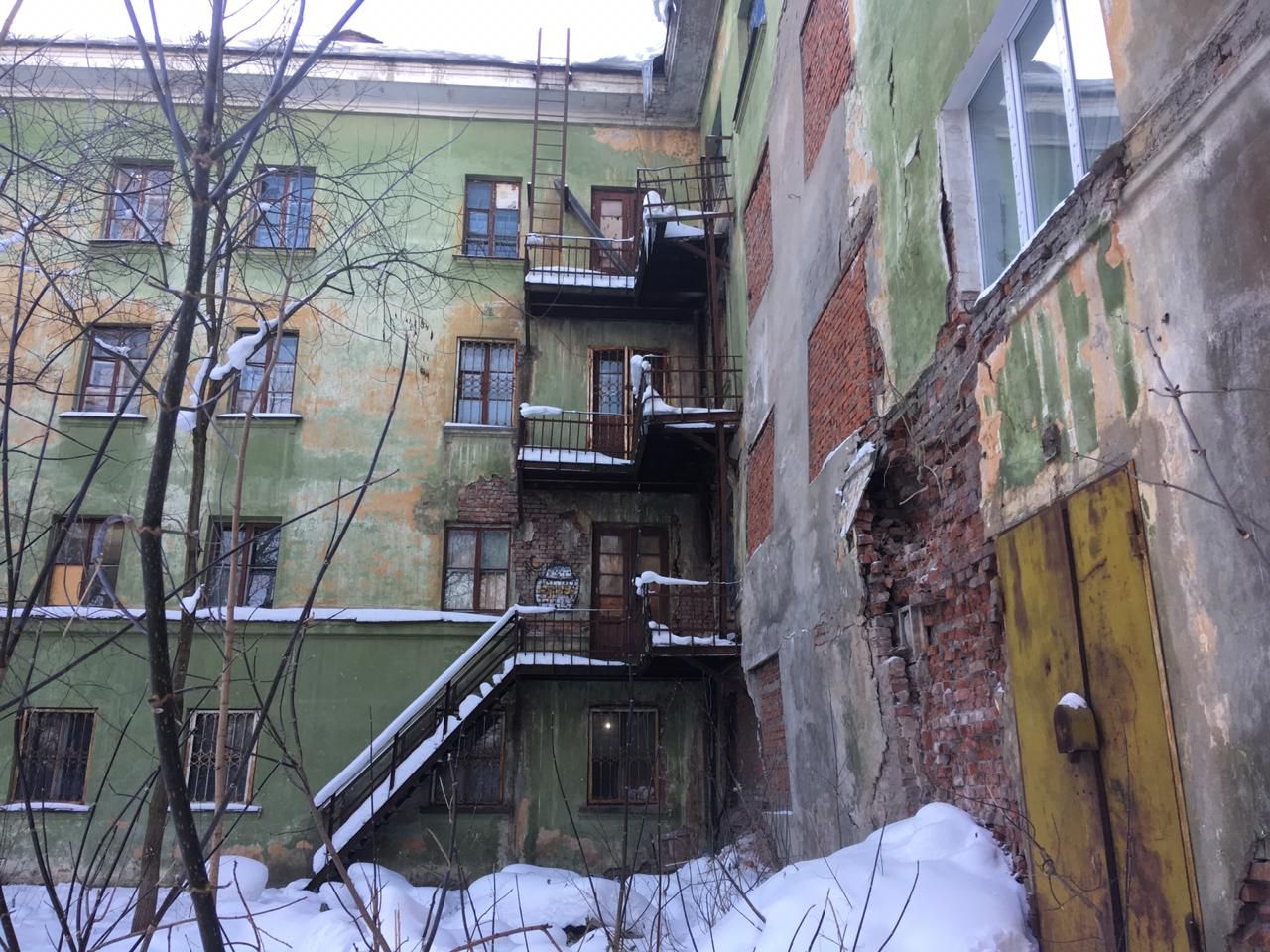 Обрушающийся дом по улице Уральской в Перми полностью расселен