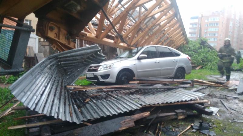 В Перми из-за урагана рухнул строительный кран 