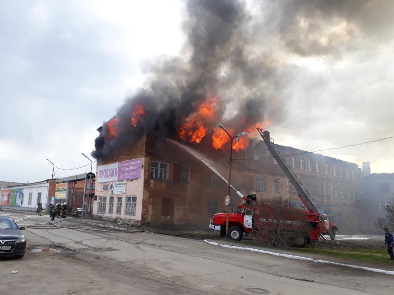В Лысьве потушили пожар в здании завода эмалированной посуды 