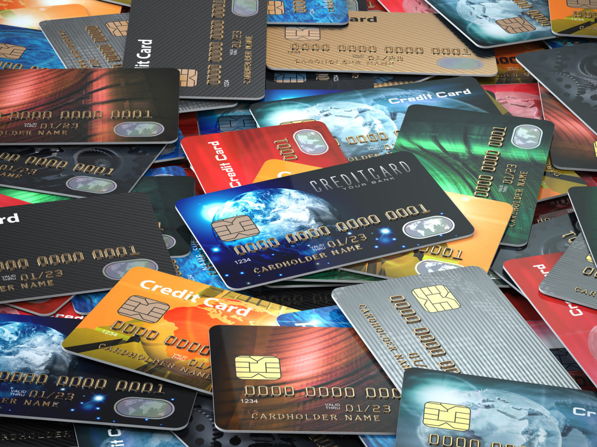 Жители Прикамья стали чаще открывать кредитные карты 