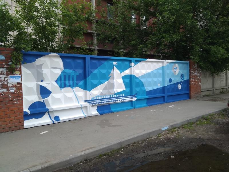 Бетонный забор у Пермского университета превратили в арт-объект. Летом превращение продолжится