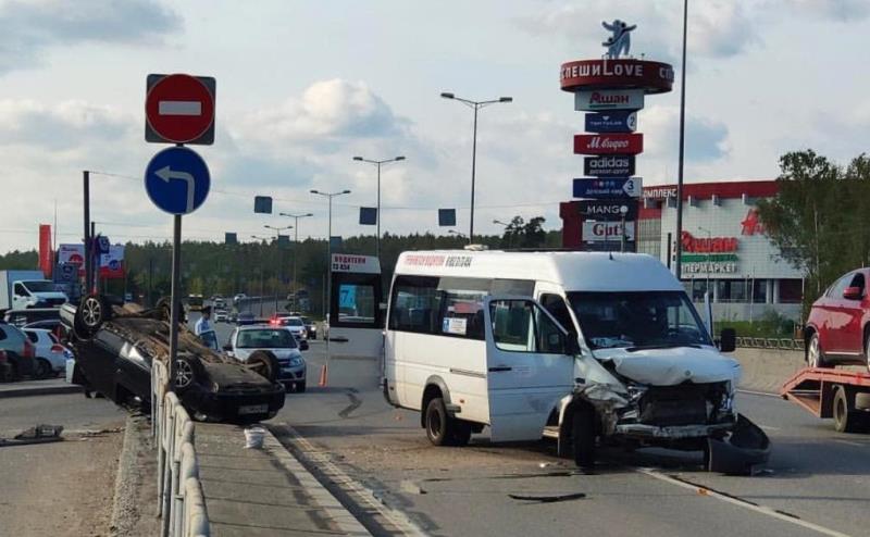 В Перми маршрутное такси попало в аварию, пострадали два человека