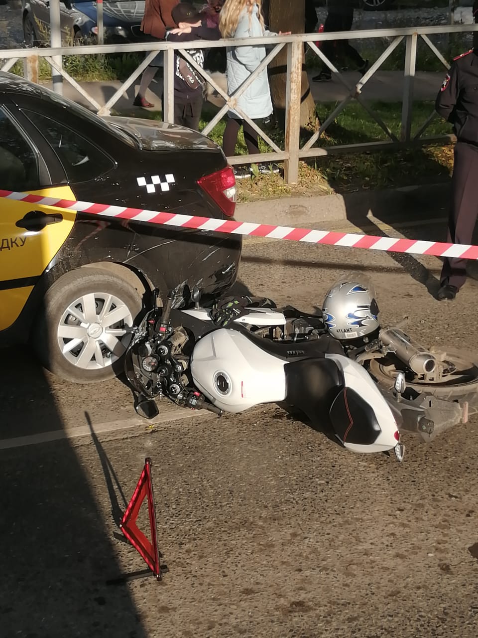 В Перми мотоциклист попал под колеса такси