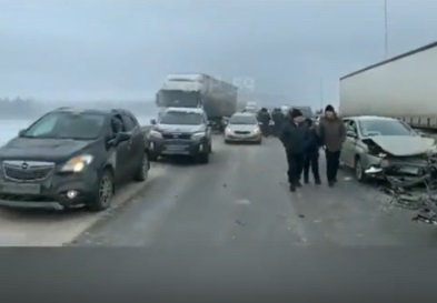 В ДТП на трассе Пермь-Екатеринбург столкнулись более 20 машин
