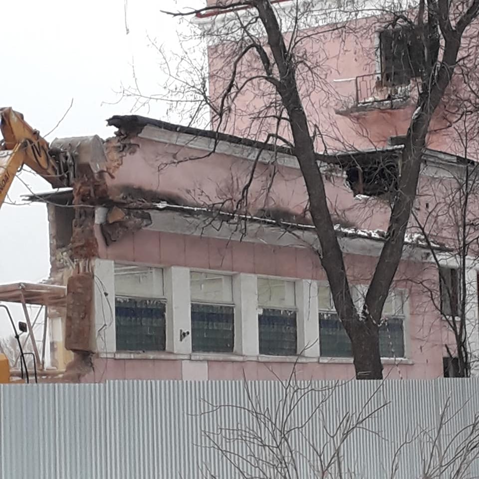 Экскаватор сносит часть корпуса Славяновского техникума, но затем здание восстановят в изначальном облике
