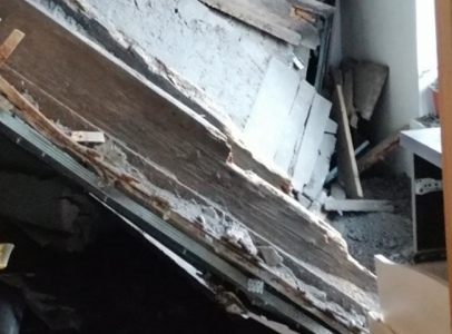 Дом, в котором обрушилось потолочное перекрытие, снесут