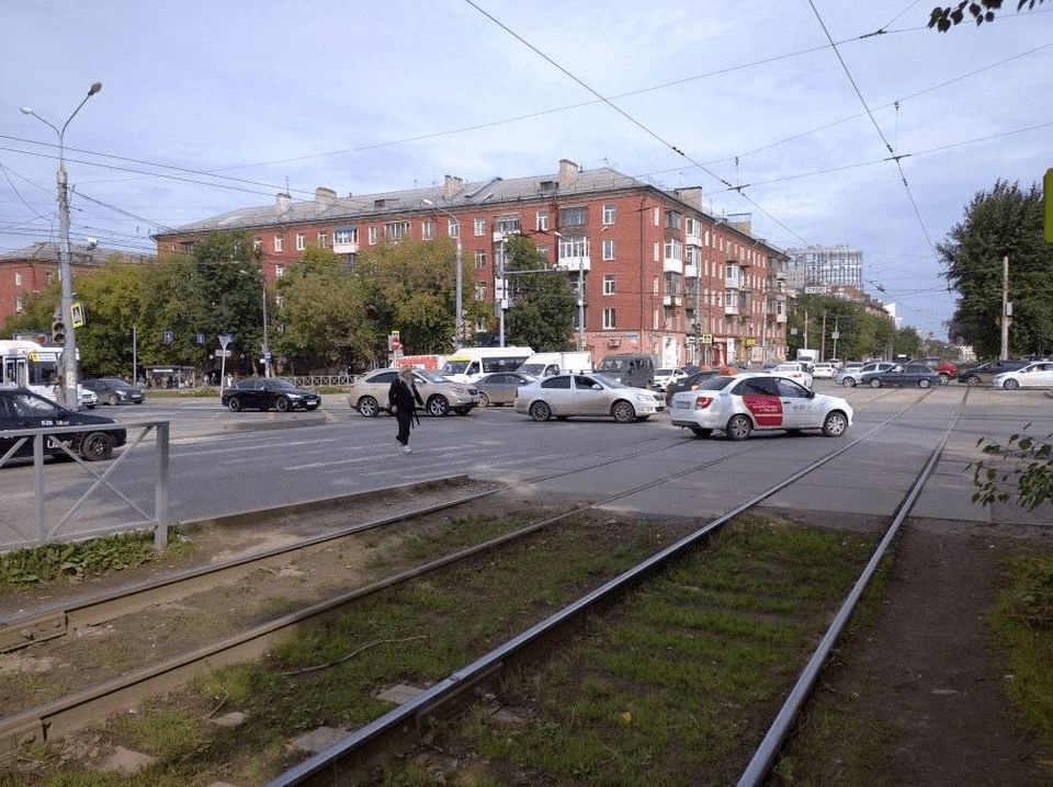 На Чкалова/Куйбышева из-за аварии на электросетях в течение часа не работали светофоры