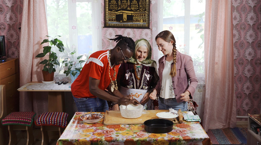 Ведущие проекта «Попробуй пермское» в Башкултаево испекли пирог с калиной