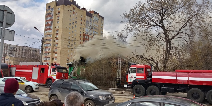 В Перми из горящего дома около Центрального рынка спасли человека