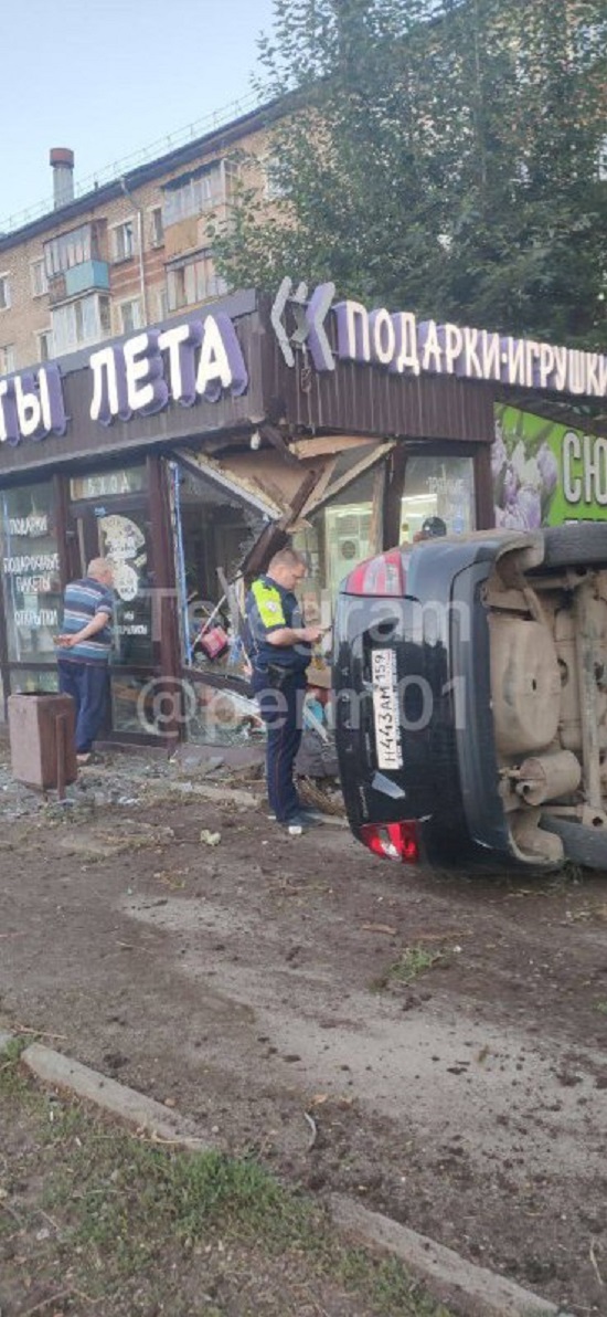 В Перми пьяный лихач протаранил магазин и перевернулся
