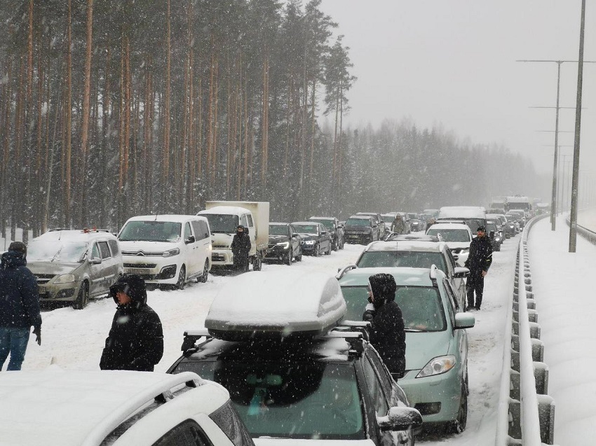 Из-за снегопадов на трассе Пермь – Екатеринбург на 12 часов ограничили движение грузовиков