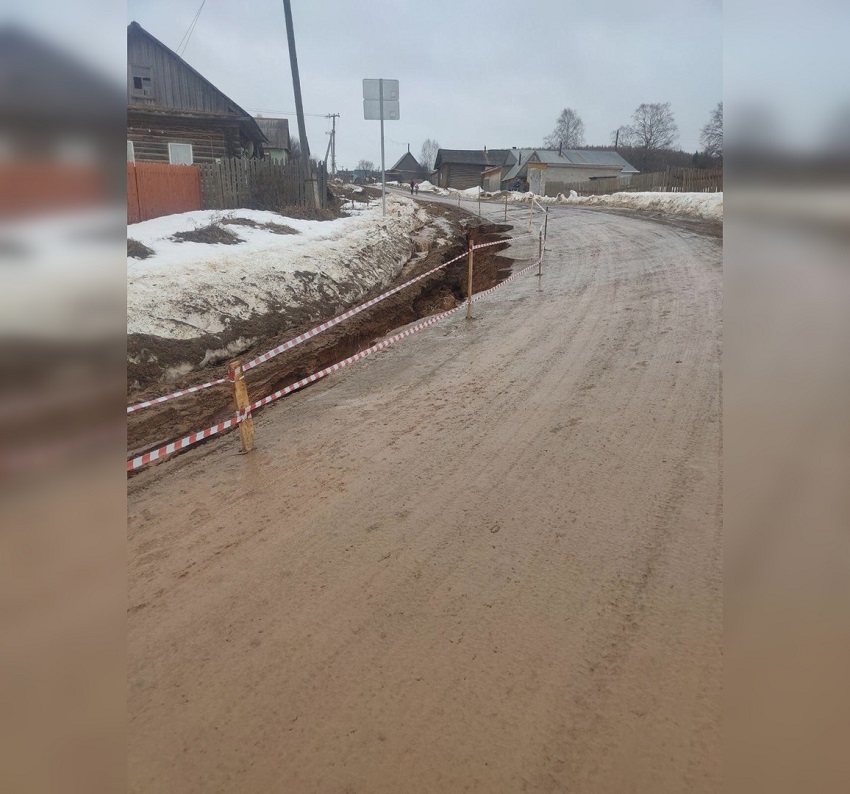 «Во всем виноват снег»: чиновники прокомментировали обрушение дороги в селе Пермского края 