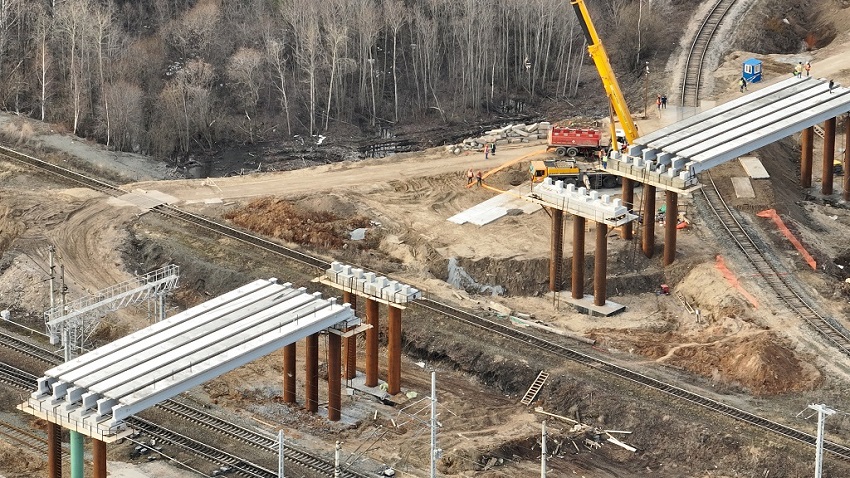 На строительстве дополнительного выезда с Осенцовского промузла стартовал монтаж балок будущего 208-метрового путепровода