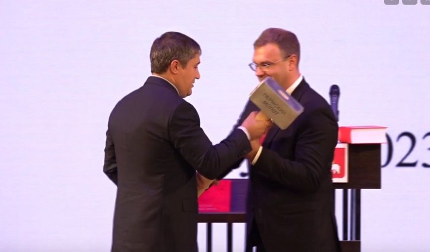 Глава Прикамья Махонин подарил новому мэру Соснину 18-килограммовый молот на инаугурации