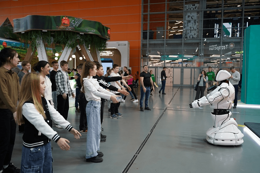 Робот из Перми провел зарядку для детей на выставке в Москве